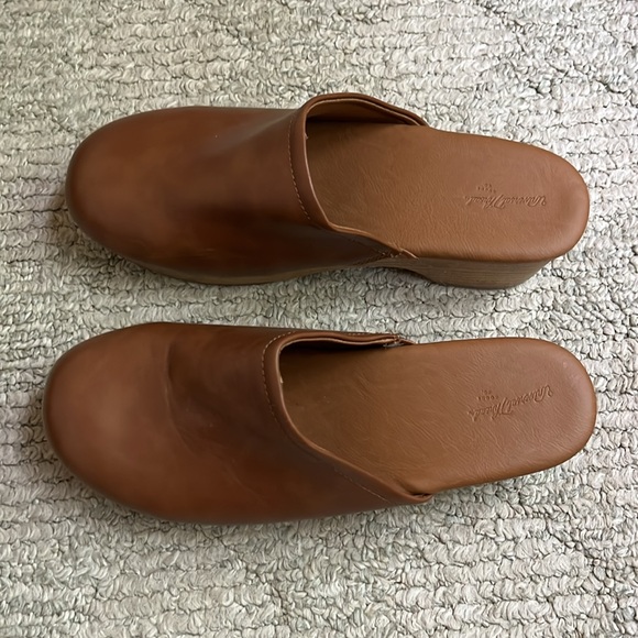 Universal Threads Clogs - Picture 2 of 3